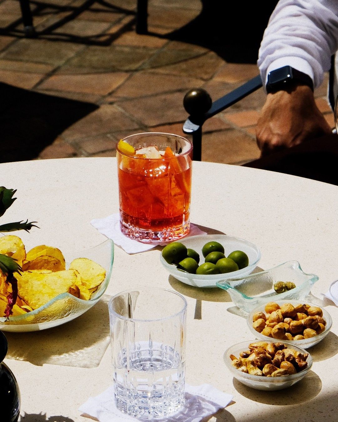 Aperitivo al tavolino: spritz, olive e stuzzichini
