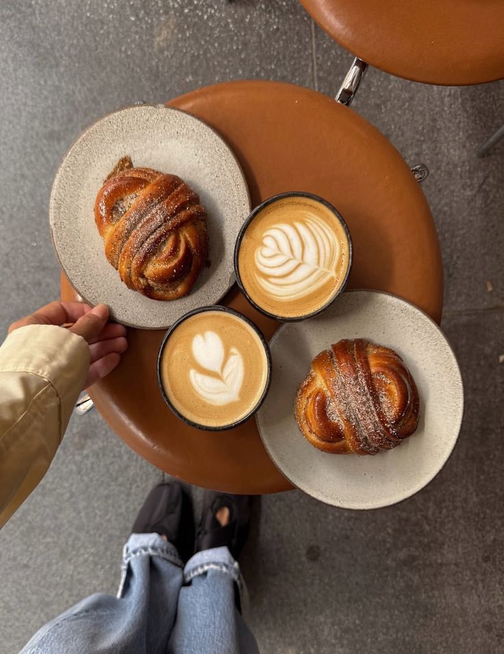 Due cappuccini e sfogliati serviti sul tavolino