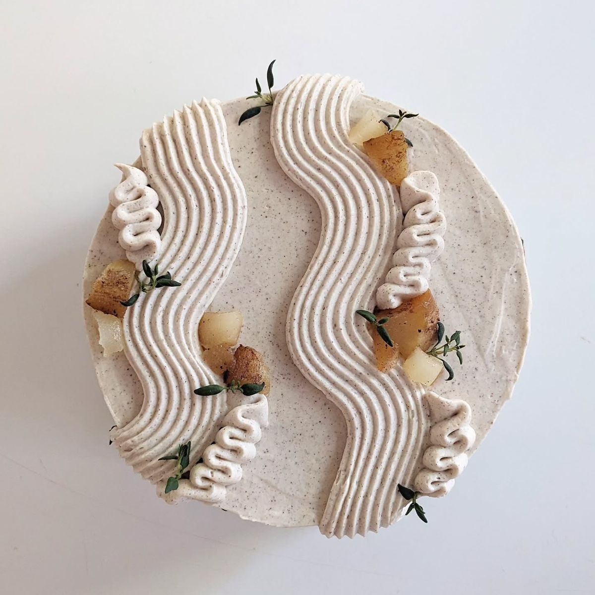 Torta chiara decorata con crema ondulata