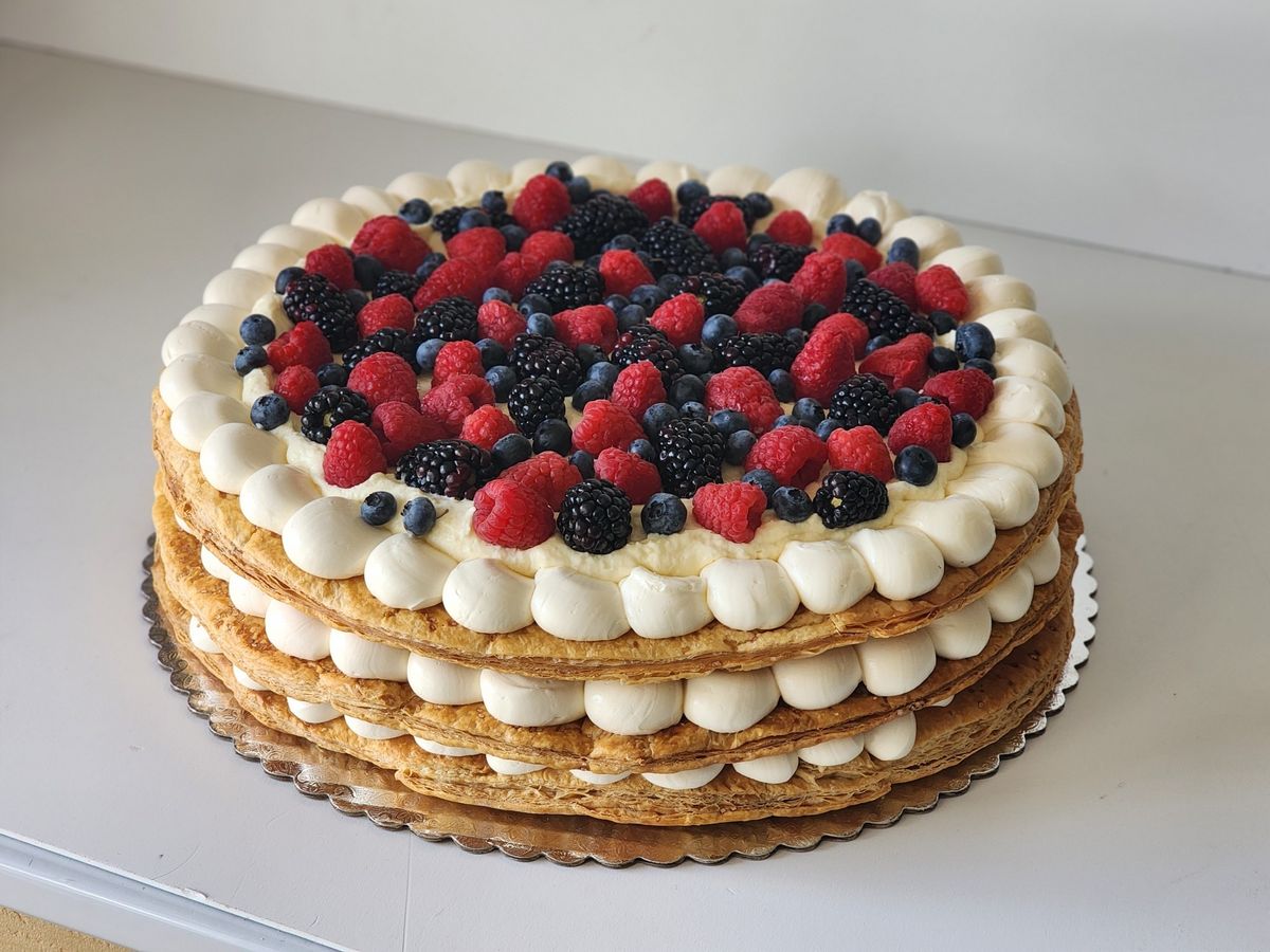 Millefoglie personalizzata con crema e frutti di bosco