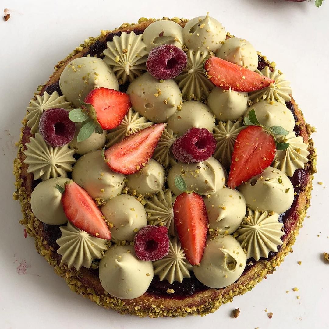 Crostata al pistacchio con fragole e lamponi