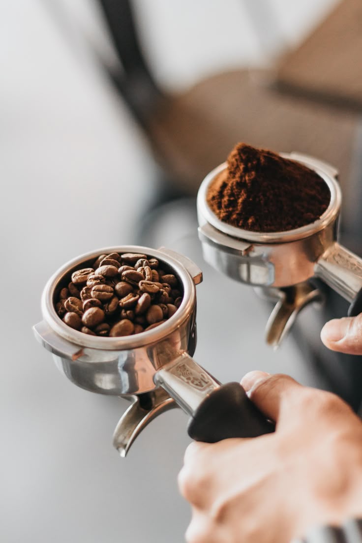 Caffè in preparazione: chicchi e macinato nei portafiltro