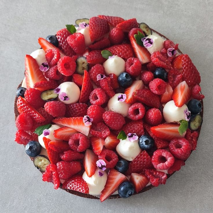 Torta ai frutti rossi con fragole, lamponi e crema