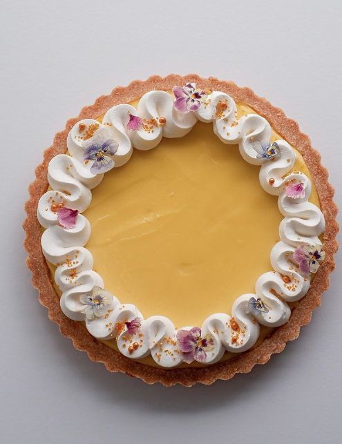 Crostata al limone con panna e fiori