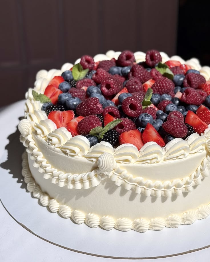 Torta personalizzata con panna e frutti di bosco