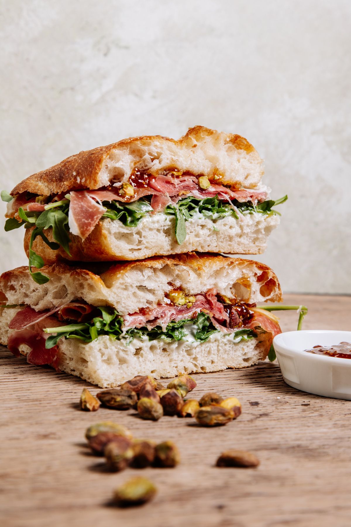 Panino con prosciutto crudo, rucola e pistacchi